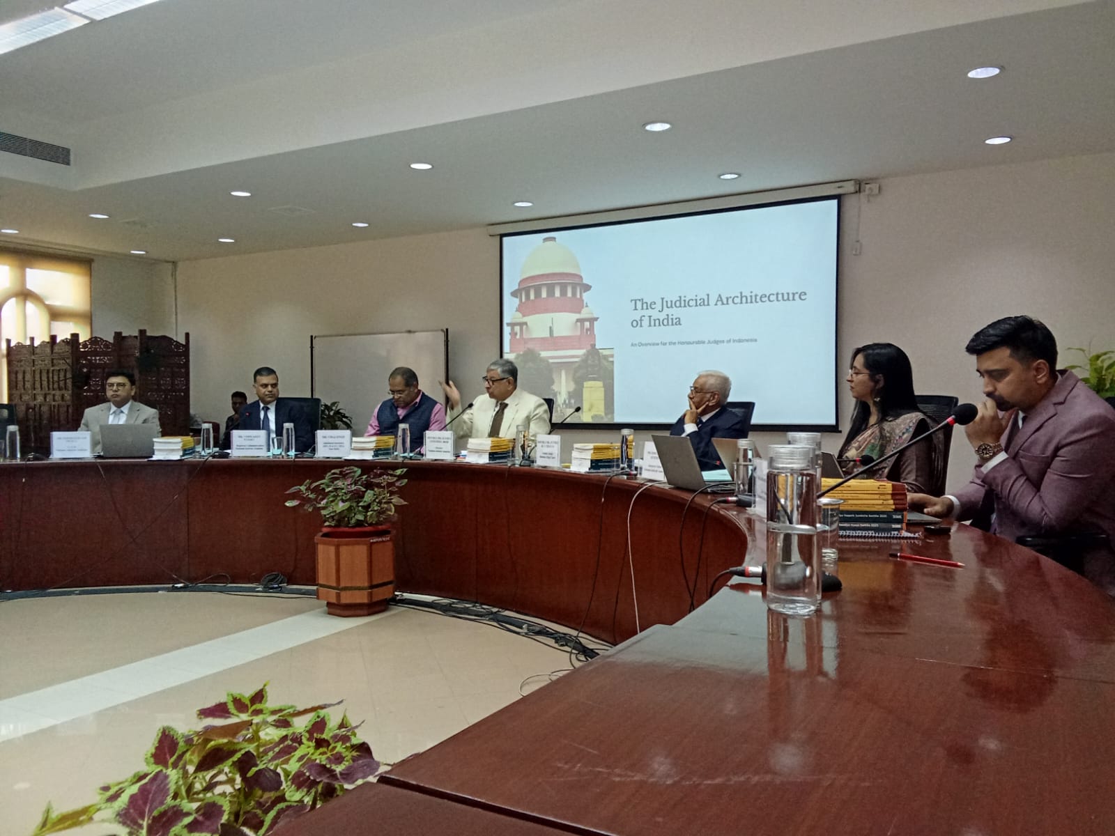 Honorable, Justice Aniruddha Bose menyampaikan materi pertama berjudul The Judicial Architecture of India: An Overview for the Honourable Judges of Indonesia. Dokumentasi Penulis