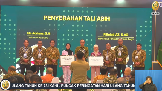 (Foto: Pelaksanaan Puncak Peringatan HUT ke-73 IKAHI melalui penyerahan tali asih kepada 54 Putra dan Putri Almarhum-Almarhumah Hakim | Dok. Sadana)