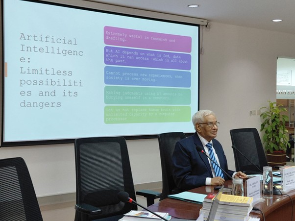 R.C. Chavam (Former Judge. Bombay High Court, Former Chairperson, E-Committee, Supreme Court of India) sedang menyampaikan penggunaan AI bagi dunia peradilan. Dokumentasi Penulis