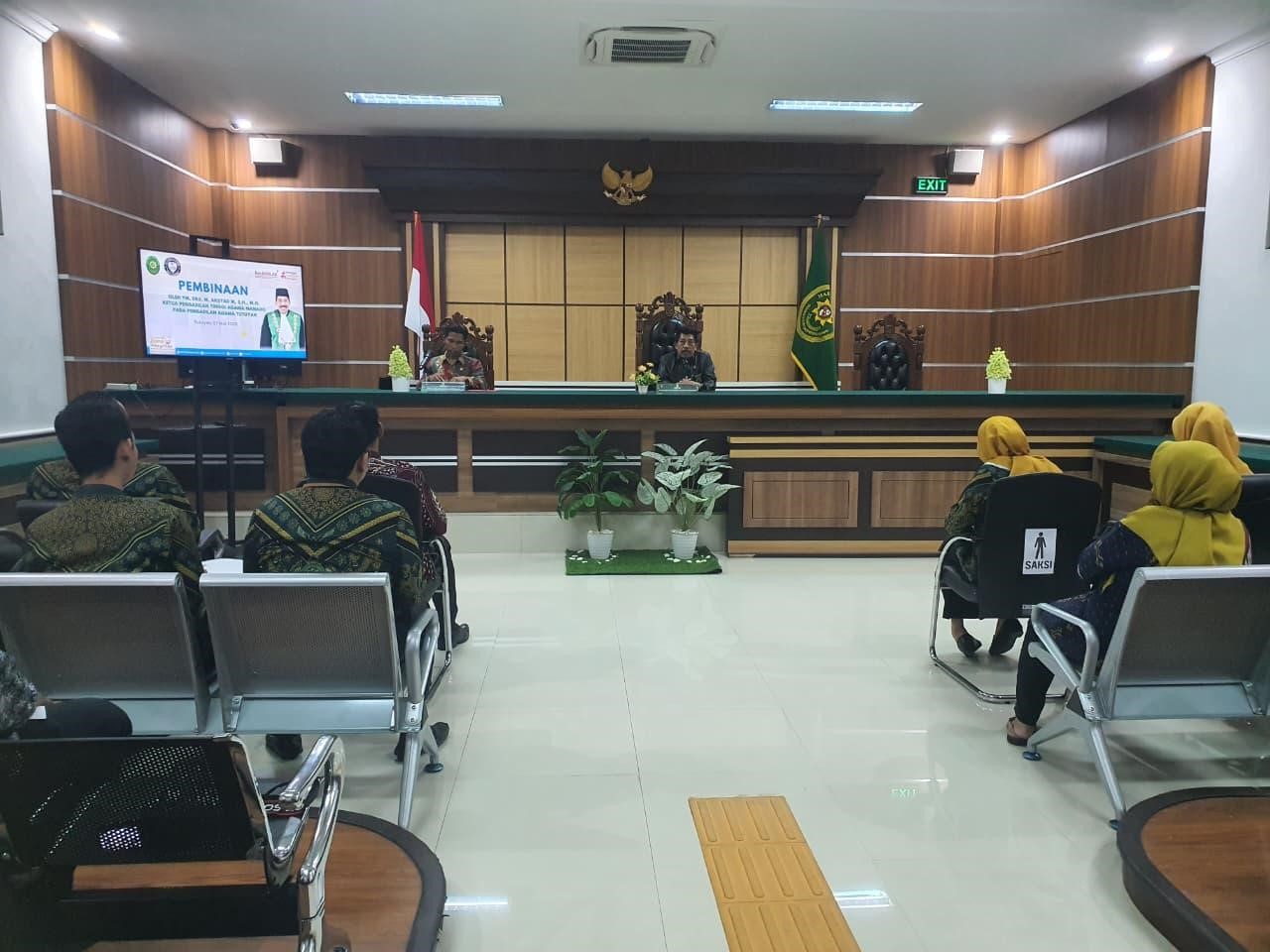 (Foto: KPTA Manado memberikan pembinaan langsung sekaligus menyampaikan apresiasi tinggi atas prestasi PA Tutuyan | Dok. Muhammad Arif Pahlevi)