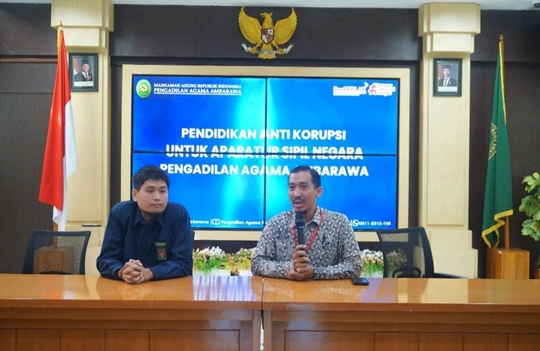 (Foto: Penyuluh Antikorupsi Madya Komisi Pemberantasan Korupsi  Muhammad Isa Thoriq Amrullah didampingi oleh Kepala Sekolah Antikorupsi PA Ambarawa  Reza Kresna Adipraya | Dok. Lucky)