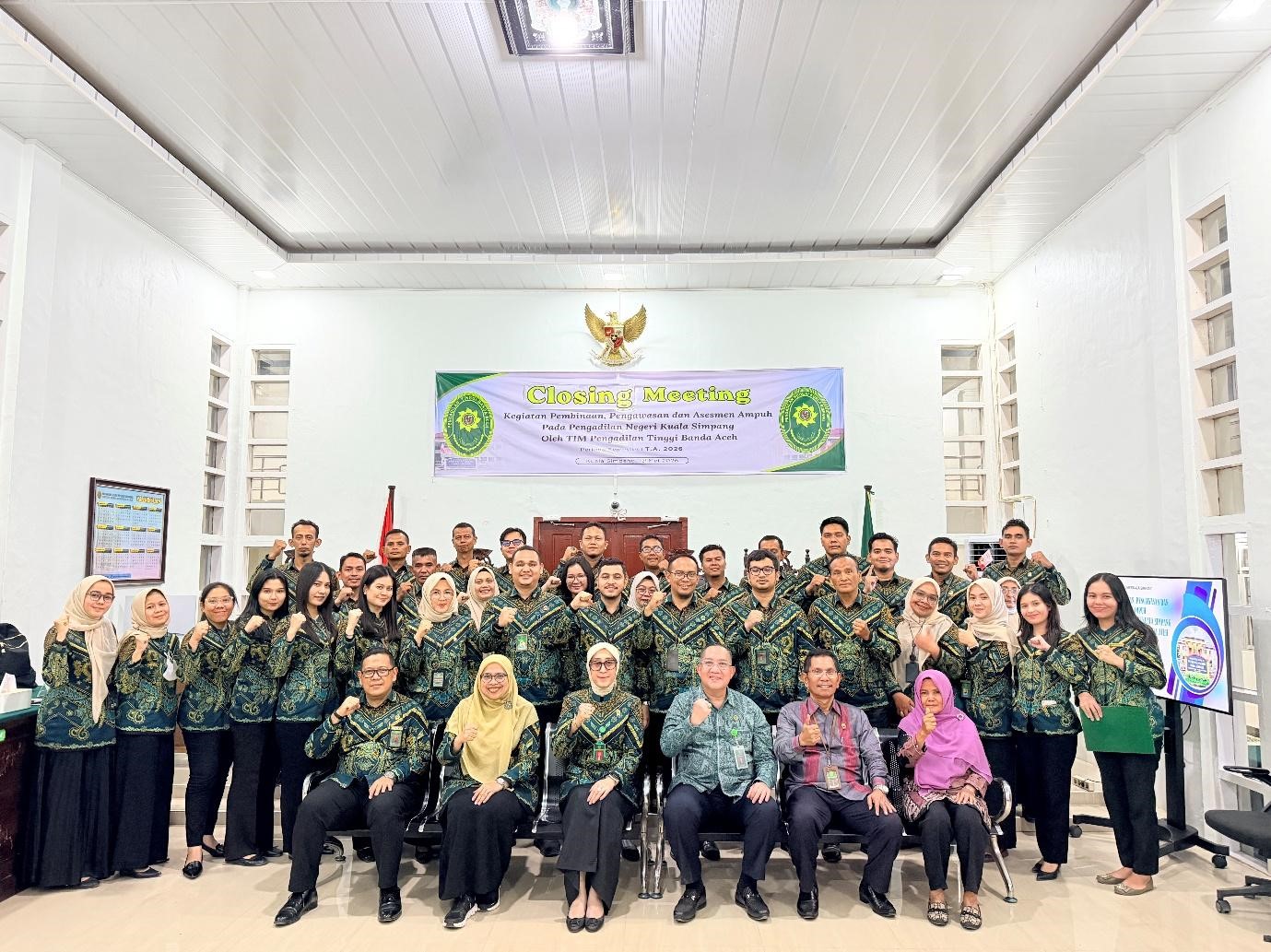 (Foto: Wakil Ketua PT Banda Aceh, A. Bondan, S.H., M.H. berfoto bersama Keluarga Besar PN Kuala Simpang usai memberi pembinaan di Ruang Sidang Utama PN Kuala Simpang, dok. PN Kuala Simpang)