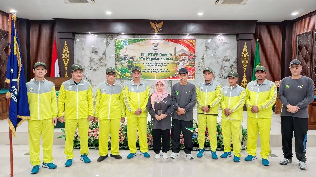 (Foto: Ketua dan Wakil Ketua PTA Riau melepas kontingen Persatuan Tenis Warga Pengadilan (PTWP) Daerah PTA Kepulauan Riau | Dok. Muhammad Rizqi Hengki)