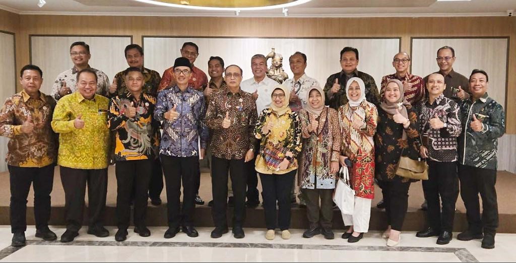 (Foto: Pertemuan Strategis Pimpinan MA dengan rombongan Pengurus Ikatan Alumni FH UNAIR | Dok. Humas MA)