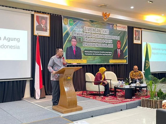 Dirjen Badilag, Drs. H. Muchlis, S.H., M.H., menyampaikan pembinaan dalam Bimbingan Teknis Pembinaan dan Pengawasan Layanan Peradilan pada PTA Jambi dan Pengadilan Agama se-wilayahnya, di Hotel Wiltop Jambi, Senin (29/6/2026). (Foto: Dok. Badilag)