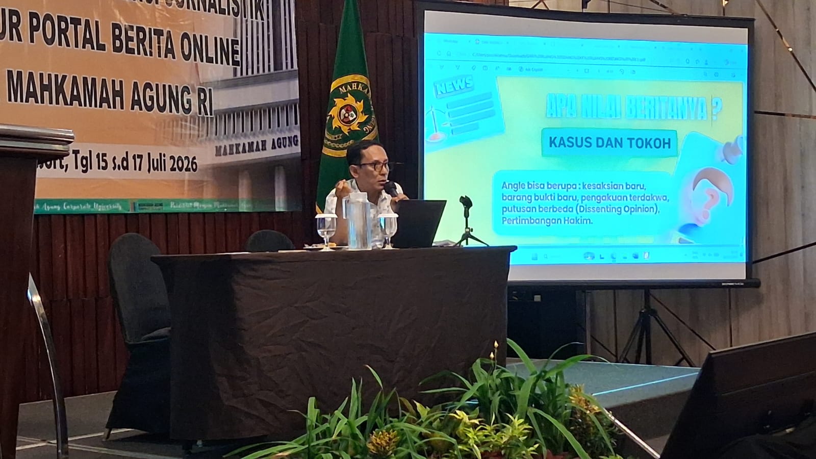 Sudrajat, redaktur detikcom dalam menyampaikan materi dari ruang sidang ke ruang redaksi