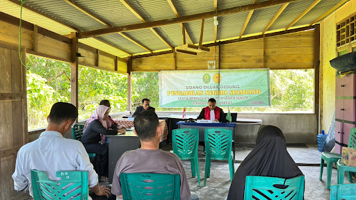 Pengadilan Negeri Sinabang menggelar Sidang Keliling di balai desa Angkeo, Simeulue | Dok. PN Sinabang